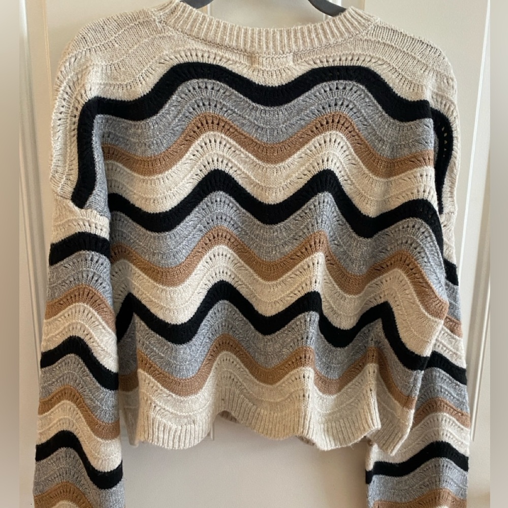 Wave Pattern Sweater - Picture 5 of 8